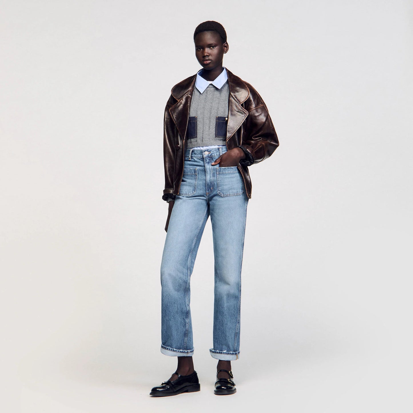 جينز كلاسيكي بقصة ساق واسعة