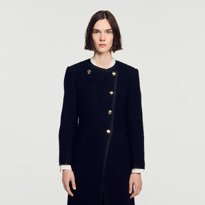 معطف سوير التويد مع أزرار مرصعة بالجواهر باللون الأسود