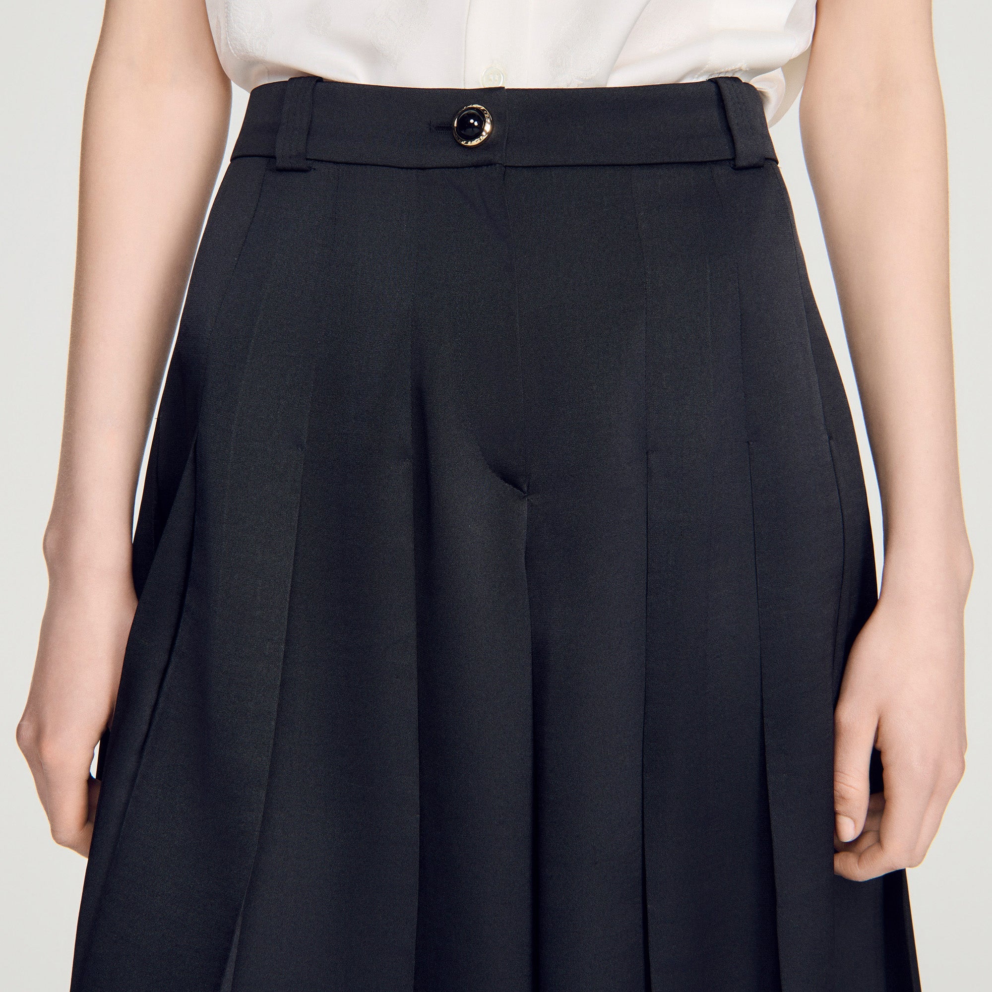 Fennelisse Long High-Waisted Pleated Shorts Black