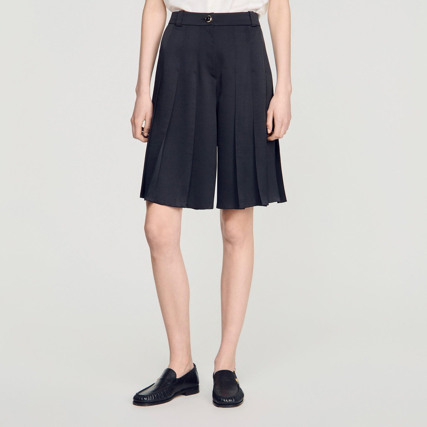 Fennelisse Long High-Waisted Pleated Shorts Black