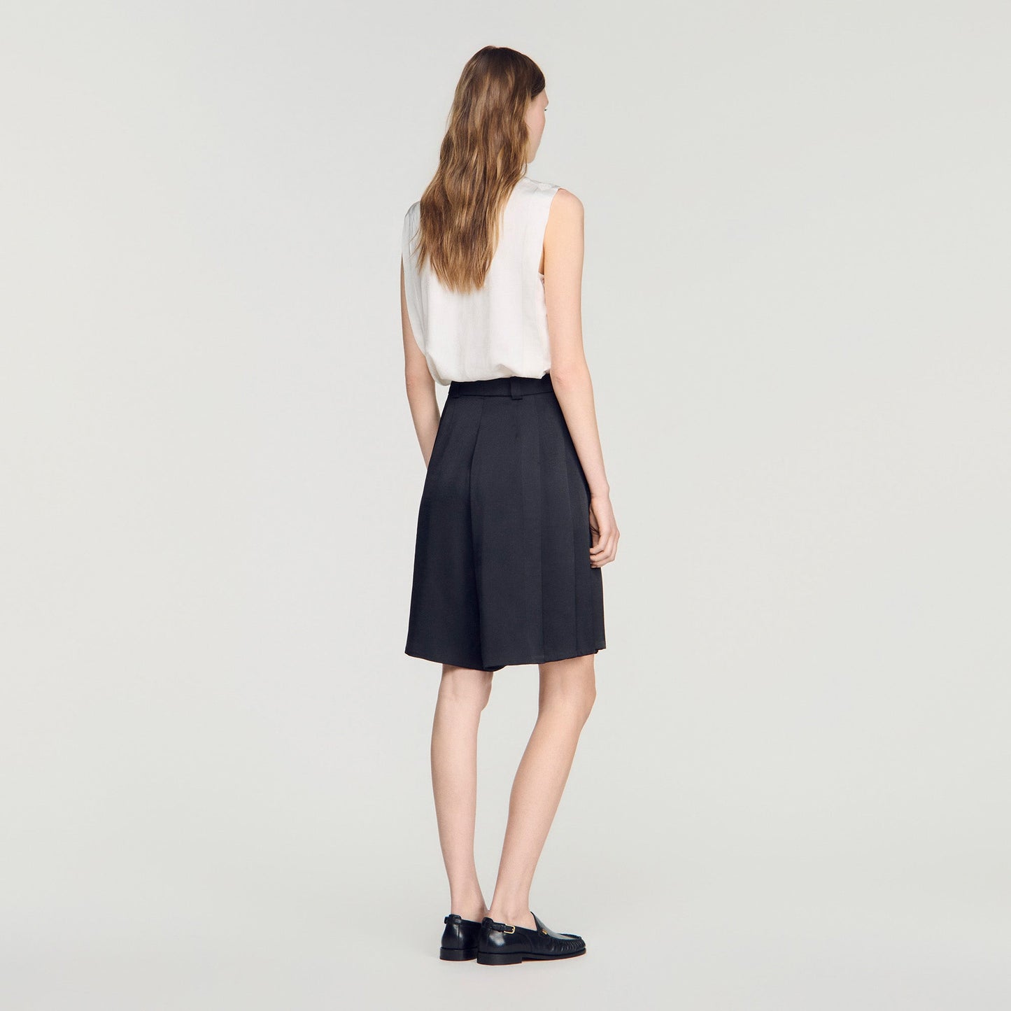 Fennelisse Long High-Waisted Pleated Shorts Black