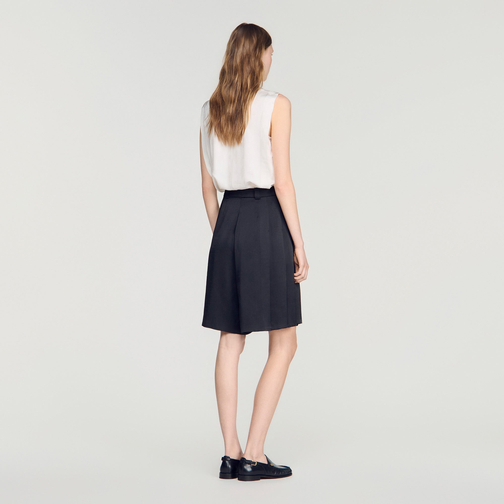Fennelisse Long High-Waisted Pleated Shorts Black