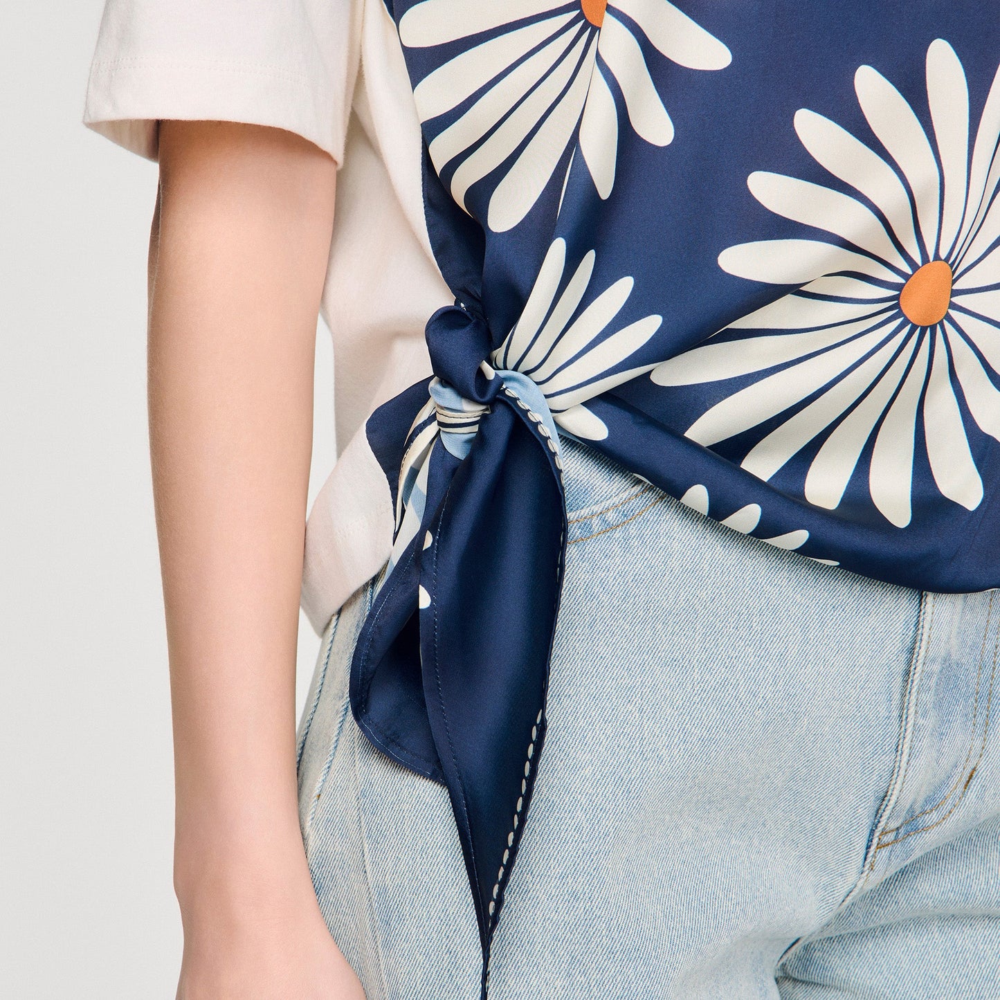 Daisy Teeshirt Scarf Print T-Shirt Deep Blue / Ocher